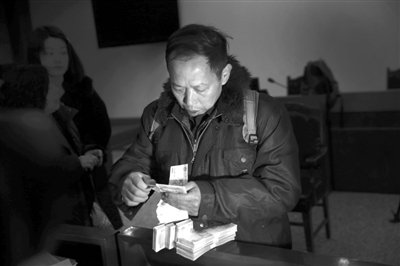 　昨日，從四川老家趕來(lái)的藍(lán)田忠，從房山法院執(zhí)行法官手里領(lǐng)到了自己的賠償款。他和15名工友在房山一煤礦