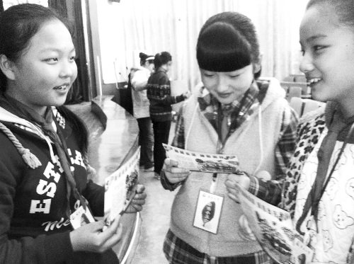 隴西小學(xué)的幾位環(huán)保小衛(wèi)士在交流經(jīng)驗(yàn) 隴西小學(xué)的幾位環(huán)保小衛(wèi)士在交流經(jīng)驗(yàn)