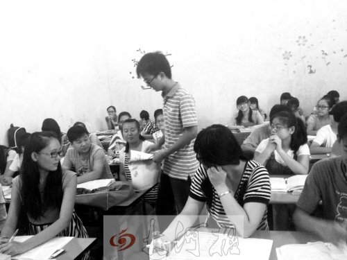 補(bǔ)習(xí)課上，馮昊怡不像老師，更像是學(xué)生們的同學(xué)。