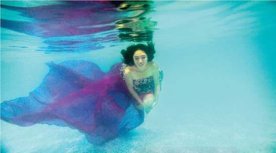 從水下拍的攝影作品充滿夢幻效果，王笑笑如同藍色大海中的“美人魚”