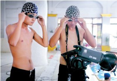 攝影師與助理帶上設備，準備下水