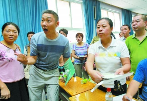 小升初“復(fù)議”現(xiàn)場，一些孩子被分得“遠(yuǎn)”的家長討說法