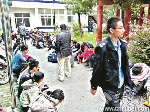 派出所院子里，擠滿了被解救的傳銷人員