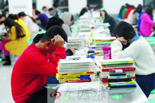 偌大的食堂里，很安靜