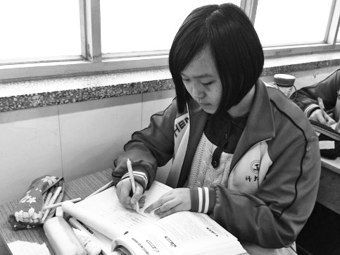 安婧源在教室里做作業(yè) 安婧源在教室里做作業(yè)