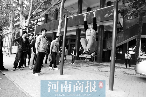 引體向上,難住不少同學(xué) 引體向上,難住不少同學(xué)