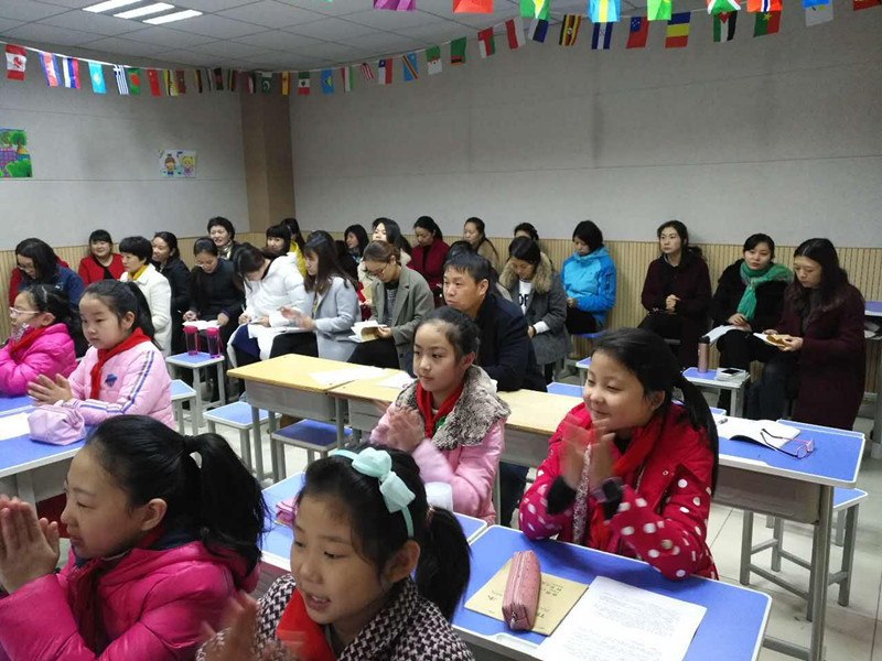 教研員趙杰和全體語(yǔ)文老師聽課 教研員趙杰和全體語(yǔ)文老師聽課