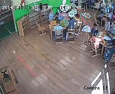 幼兒園監(jiān)控畫(huà)面顯示，小健曾被推搡、拉扯（紅箭頭處）