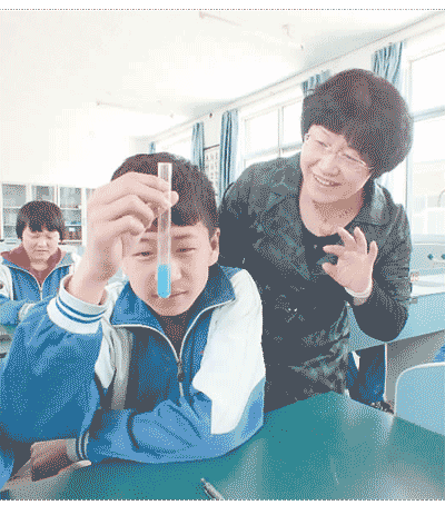 北京市密云區(qū)大城子中學(xué)，一位教師在指導(dǎo)學(xué)生做實(shí)驗(yàn)