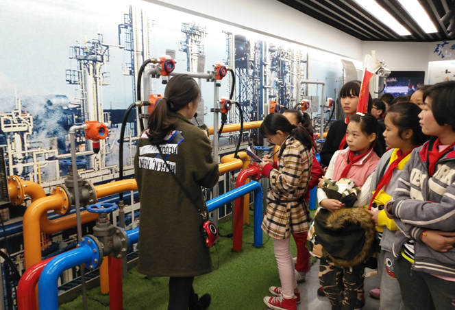 聽到了新知識(shí)，趕緊拿出本子記下來