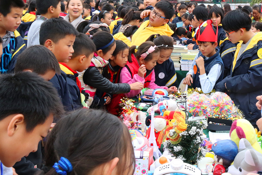 火爆的嗨淘現(xiàn)場堪比“春運(yùn)”啊 火爆的嗨淘現(xiàn)場堪比“春運(yùn)”啊