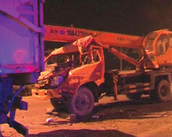 沒有駕照，還開了輛無牌吊車 能有啥結(jié)果？