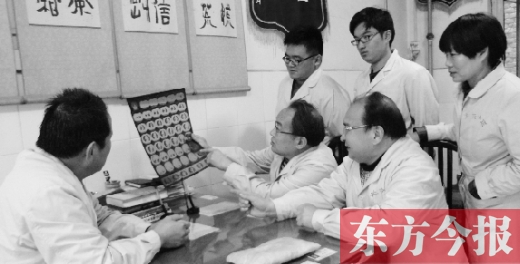 杜氏家人在醫(yī)學業(yè)務會議上探討學習