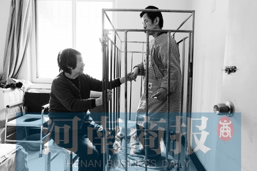 一天24小時，彭偉慶都只在鐵籠里活動 張郁/攝