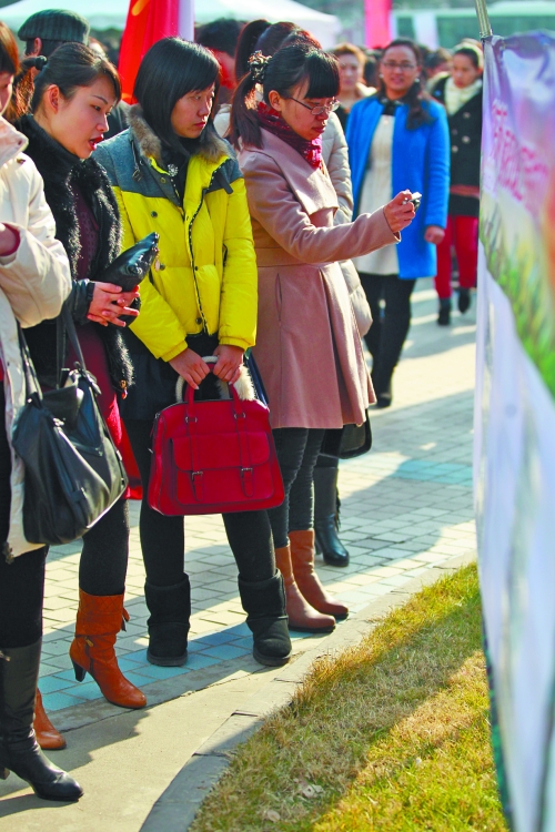展板上粘貼的會(huì)員信息,吸引著單身男女的關(guān)注 展板上粘貼的會(huì)員信息,吸引著單身男女的關(guān)注