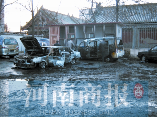 現(xiàn)場(chǎng)，兩輛車被燒得只剩骨架