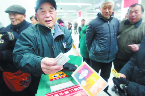 老人帶著多種證件想免費(fèi)乘車，工作人員稱沒接到通知拒絕。