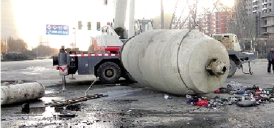 　　水泥罐車被撞得車、罐分離