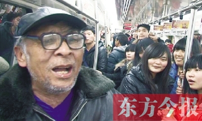 周新路在地鐵車廂內(nèi)為乘客獻(xiàn)歌 周新路在地鐵車廂內(nèi)為乘客獻(xiàn)歌