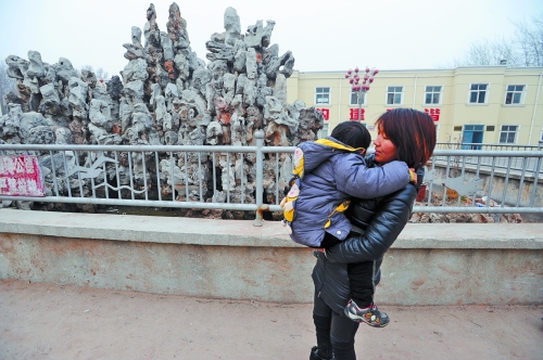 經(jīng)歷了之前的兇險(xiǎn)，窩在媽媽懷中的亮亮看到水池，仍感到有些害怕。