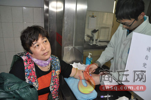 劉艷平的血樣和浙江省一位患者成功配型，1月15日下午3點，醫(yī)護人員正在為劉艷平再次抽取血樣