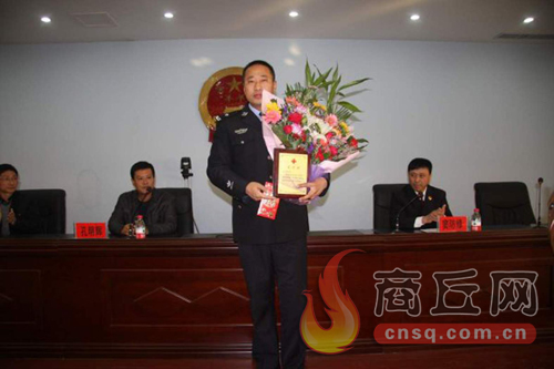 高兵雷是睢陽區(qū)檢察院一位檢察干警，在去鄭州捐獻造血干細胞時，他所在的單位為他組織了熱烈的歡送儀式