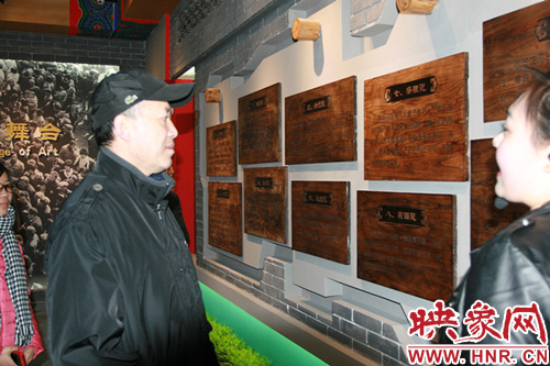 郭達(dá)聽(tīng)講解員講解馬街書(shū)會(huì)淵源