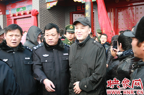 郭達(dá)現(xiàn)身馬街書(shū)會(huì)現(xiàn)場(chǎng)。