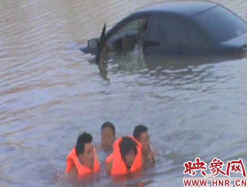 韓明、賈建峰，馮先忠三位市民奮力營救落水者