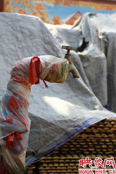 一名居民對(duì)記者說，“你擰擰水管看，俺不騙你，沒水吧？”