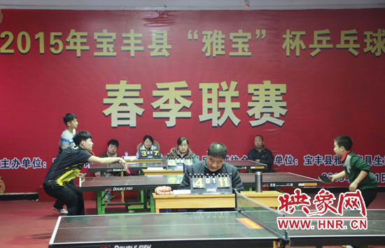 2月22日，河南省寶豐縣兩名乒乓球參賽選手在比賽中激烈角逐。