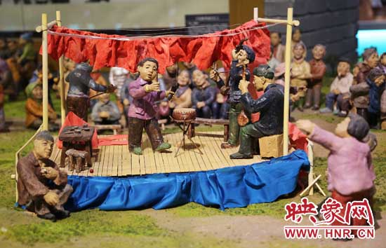 河南寶豐中華曲藝展覽館內的說唱和聽書造型的泥塑人。（3月1日攝）