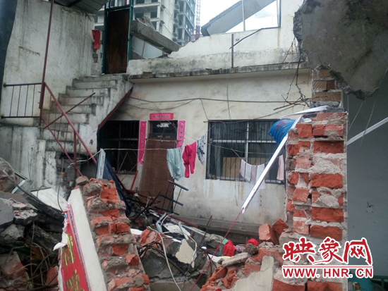 兩層樓房變成一片廢墟 兩層樓房變成一片廢墟