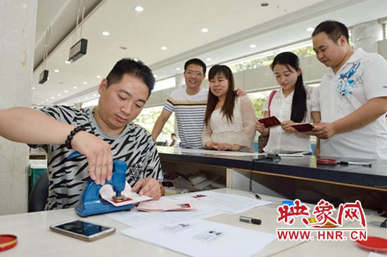 工作人員為新人辦理結婚證 工作人員為新人辦理結婚證