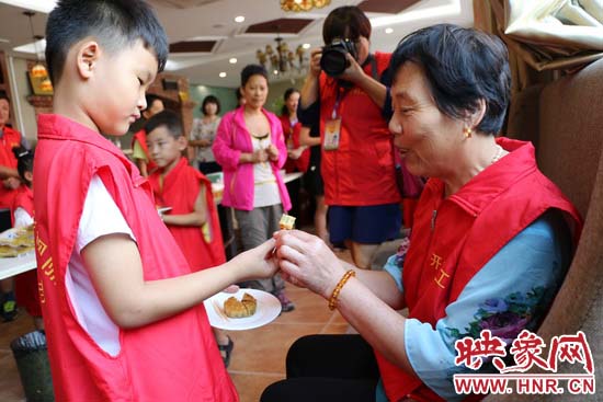 鄭汴公益組織聯(lián)手自制月餅看望開(kāi)封老義工 鄭汴公益組織聯(lián)手自制月餅看望開(kāi)封老義工