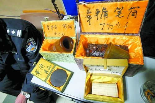 這些商品被暫扣，并根據(jù)鑒定情況對販賣者依法處罰。 記者 閆化莊 攝