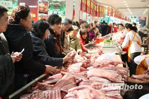 資料圖。1月份CPI等經(jīng)濟數(shù)據(jù)將于今天發(fā)布。多家機構預計，受春節(jié)“錯位”因素及豬肉價格回落影響，1月CPI同比漲幅在1.8%左右。從各機構發(fā)布的報告來看，從2月開始，CPI或將進入新一輪上行周期。