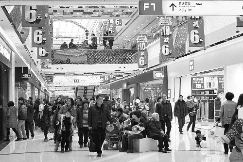  近年來，在商場“過年”成了很多市民的選擇。