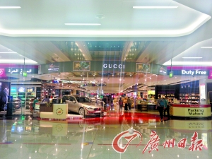 　迪拜機(jī)場(chǎng)的免稅店是不少人的血拼地。