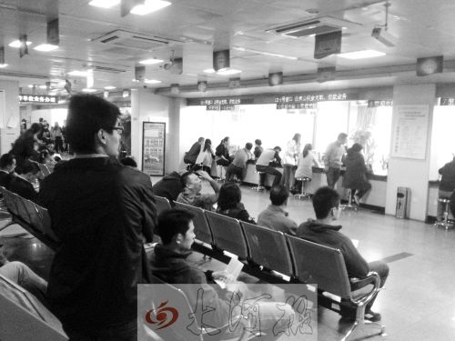 鄭州住房公積金管理中心辦事大廳，坐滿辦理業(yè)務(wù)的市民。