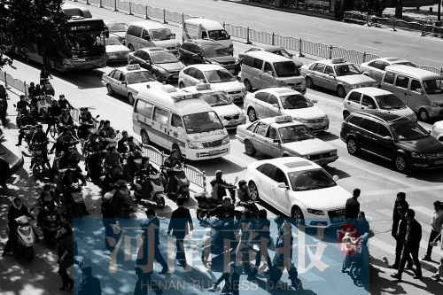 紫荊山路與商城路交叉口，見無車讓行，一輛救護車只好選擇右轉車道直行 記者 邱曉峰/攝