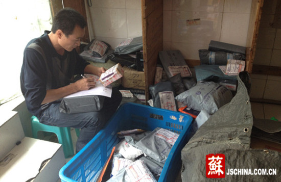 后“雙十一”效應:一天送件400余快遞哥徹底“忙瘋了” 后“雙十一”效應:一天送件400余快遞哥徹底“忙瘋了”