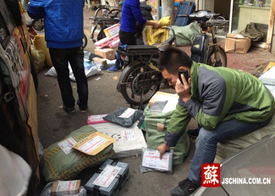 忙碌的快遞哥 忙碌的快遞哥