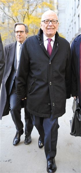 　20日，默多克走出法庭。