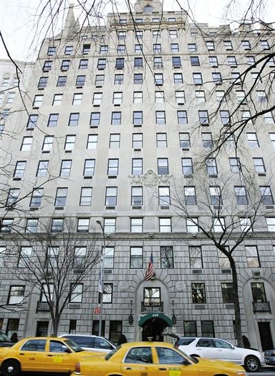 　　2005年，兩人以4400萬(wàn)美元購(gòu)入紐約市一套豪宅，裝修花了5000萬(wàn)。