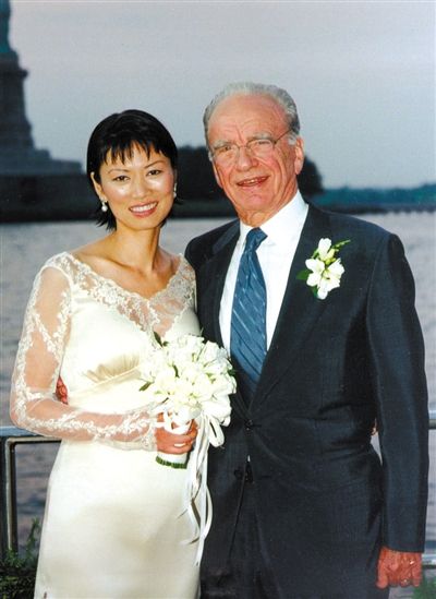 1999年6月，68歲的默多克與30歲的鄧文迪結(jié)婚。