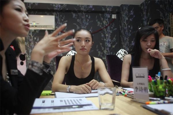 圖為參選者在等待選拔。