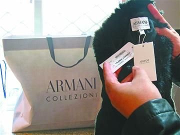 紀(jì)萬(wàn)昌展示其中一件阿瑪尼女皮衣。