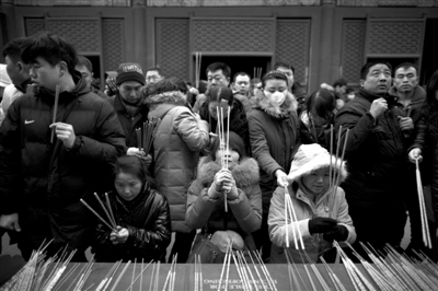 雍和宮，市民在燒香祈福