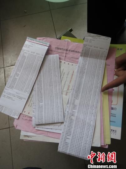 圖為王澤母睿收集的話費(fèi)詳單等證據(jù)。 白琥 攝